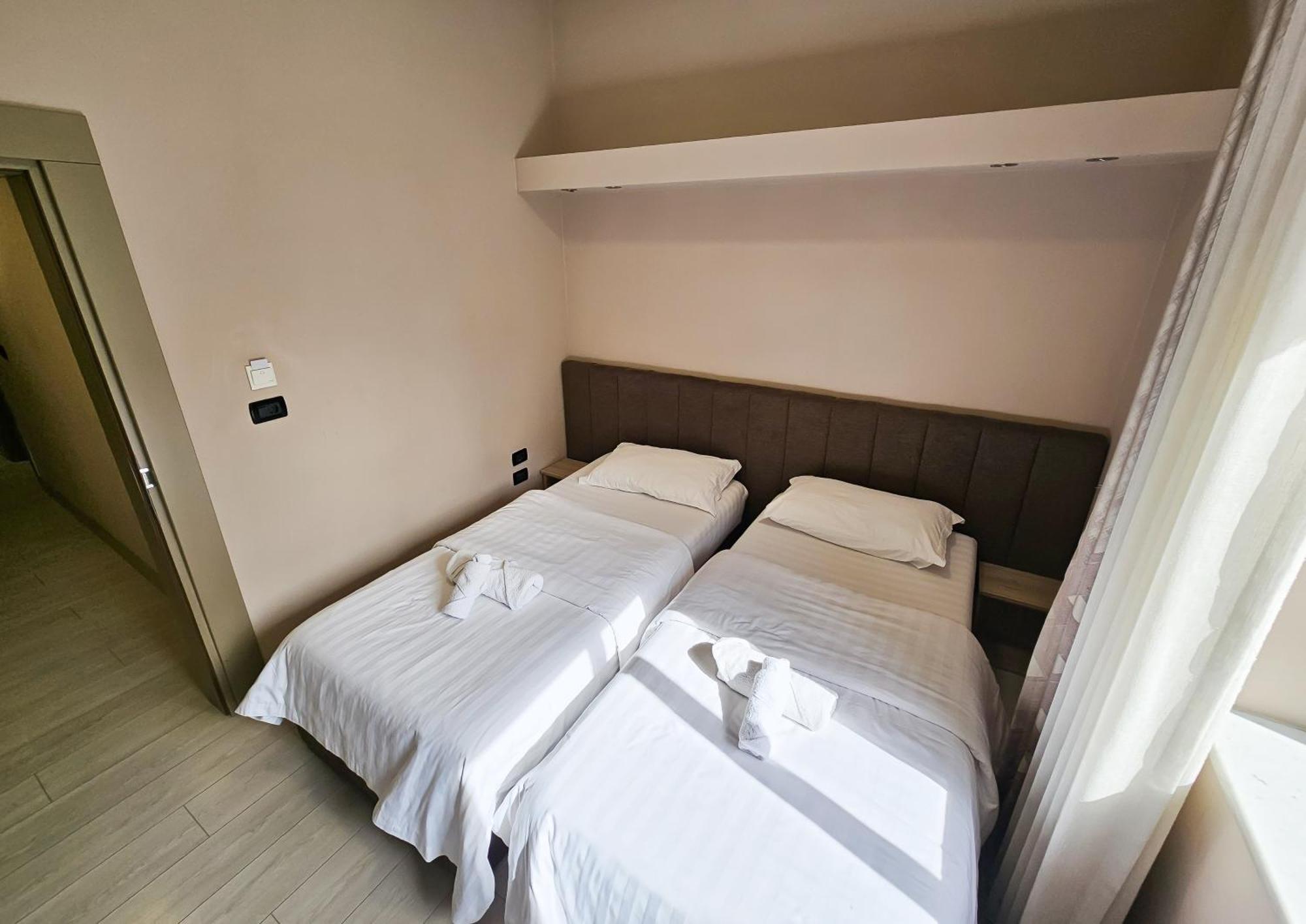 Sunflower Twin Room Tirana Exteriör bild